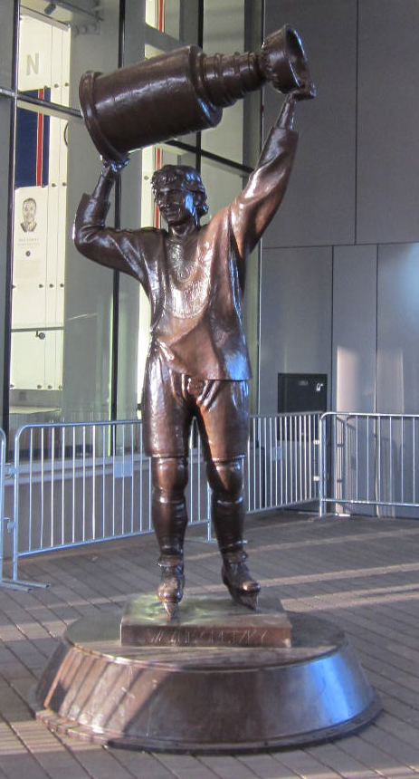 Wayne_Gretzky_statue_2